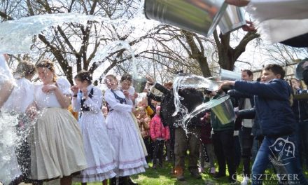 Látványos locsolkodással, tojásfestéssel, muzsikaszóval, kézműves foglalkozásokkal és néptánccal vár minden látogatót az Ópusztaszeri Nemzeti Történeti Emlékpark