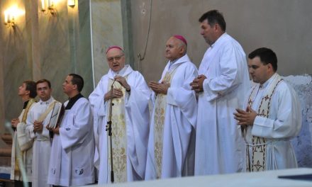 Püspökszentelés Nagybecskereken – A temesvári egyházmegyét Martin Roos ny. temesvári püspök és Nikola Lauš püspöki irodaigazgató képviseli