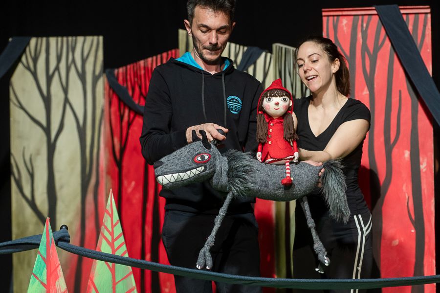 A temesvári Csiky Gergely Állami Magyar Színház a Stúdióteremben mutatja be a P͟i͟r͟o͟s͟k͟a͟ é͟s͟ a͟ f͟a͟r͟k͟a͟s͟ című bábjátékot